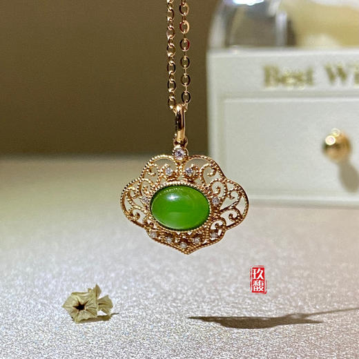 18K玫瑰金和田玉（碧玉）镶钻吊坠--如意锁 /蛋面6*8mm/苹果绿 商品图0