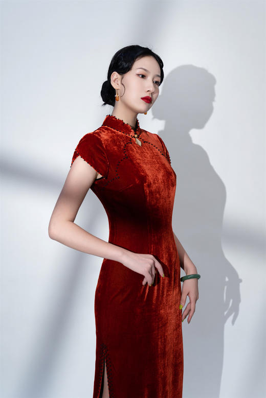 荷言HEYEN 锦裘红 橘红色真丝丝绒旗袍+黑色珍珠点缀花瓣襟 商品图0