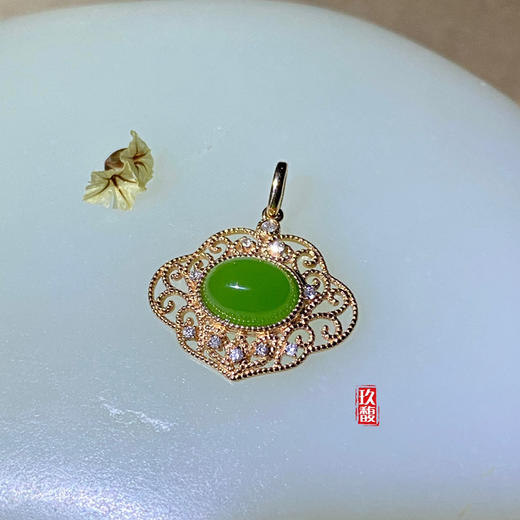 18K玫瑰金和田玉（碧玉）镶钻吊坠--如意锁 /蛋面6*8mm/苹果绿 商品图7