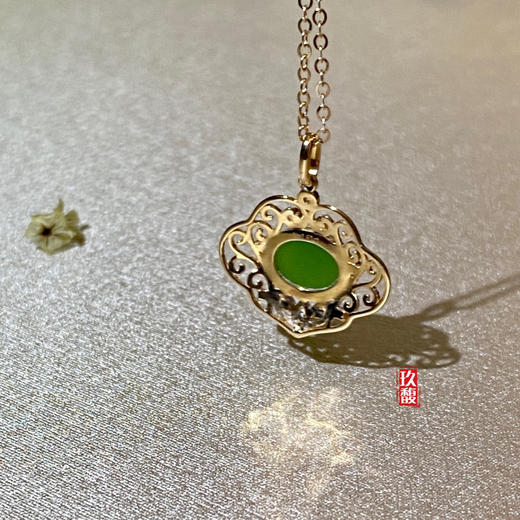 18K玫瑰金和田玉（碧玉）镶钻吊坠--如意锁 /蛋面6*8mm/苹果绿 商品图2