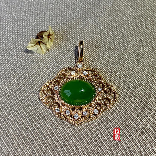 18K玫瑰金和田玉（碧玉）镶钻吊坠--如意锁 /蛋面6*8mm/苹果绿 商品图3
