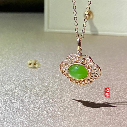 18K玫瑰金和田玉（碧玉）镶钻吊坠--如意锁 /蛋面6*8mm/苹果绿 商品图1