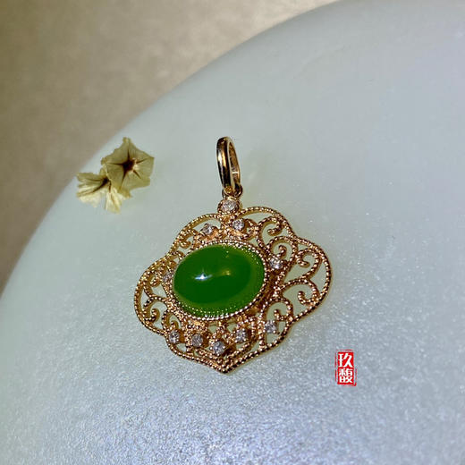 18K玫瑰金和田玉（碧玉）镶钻吊坠--如意锁 /蛋面6*8mm/苹果绿 商品图8