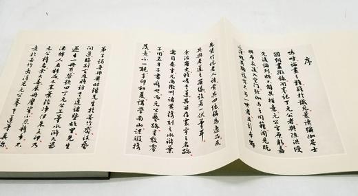 《丁元公工笔彩绘水浒人物图》，大16开，锦盒装，布面经折装一函，丁元公绘，中西书局2012年版，定价680，售价258元。 商品图4