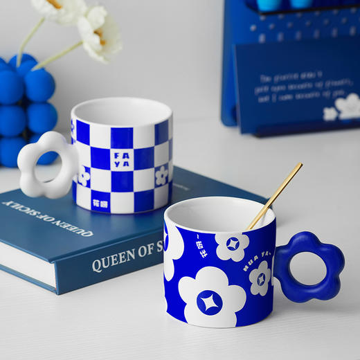 共禾京品克莱因蓝马克杯创意设计感网红办公室家用陶瓷情侣水杯送勺子 商品图8