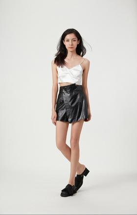 黑色高腰皮短裤