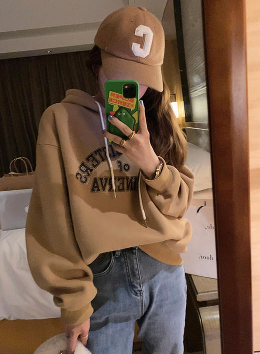 老米优品  / 加绒加厚！复古咖啡色！秋冬氛围感满满！《简约百搭字母连帽加绒卫衣》不管是日常通勤还是出门玩，穿这件卫衣都ok！老米墙裂推荐要入的卫衣！WY221012E 商品图3