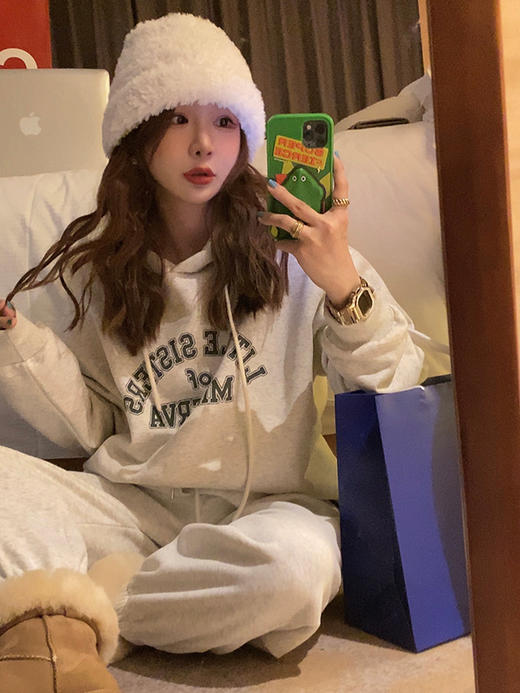 老米优品  / 加绒加厚！复古咖啡色！秋冬氛围感满满！《简约百搭字母连帽加绒卫衣》不管是日常通勤还是出门玩，穿这件卫衣都ok！老米墙裂推荐要入的卫衣！WY221012E 商品图1