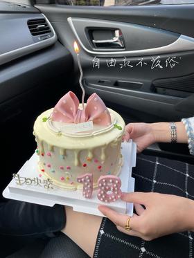 粉色蝴蝶结蛋糕