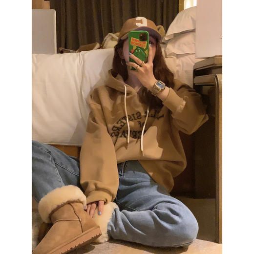 老米优品  / 加绒加厚！复古咖啡色！秋冬氛围感满满！《简约百搭字母连帽加绒卫衣》不管是日常通勤还是出门玩，穿这件卫衣都ok！老米墙裂推荐要入的卫衣！WY221012E 商品图0