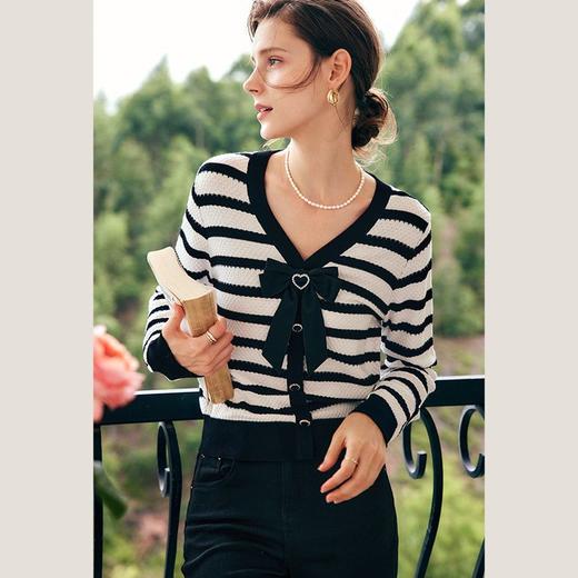 OLrain欧芮儿法式黑白条纹针织衫女秋季2022年新款蝴蝶结v领上衣 商品图2