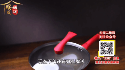  家里锅子用久了，又脏又粘锅！学会大厨这招，煎豆腐鲜嫩入味，不粘也不碎 ！