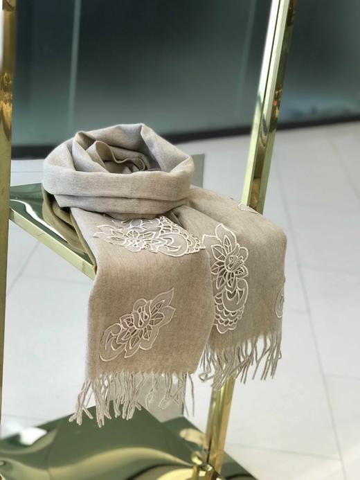 优品堂【万紫千红】纯羊毛＋刺绣披肩围巾两用 商品图0