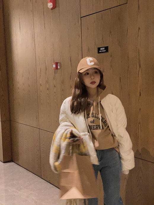 老米优品  / 加绒加厚！复古咖啡色！秋冬氛围感满满！《简约百搭字母连帽加绒卫衣》不管是日常通勤还是出门玩，穿这件卫衣都ok！老米墙裂推荐要入的卫衣！WY221012E 商品图9