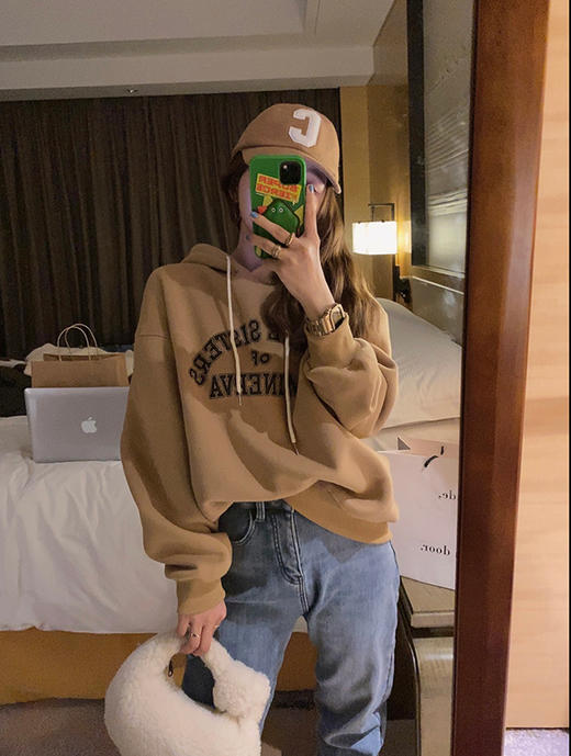 老米优品  / 加绒加厚！复古咖啡色！秋冬氛围感满满！《简约百搭字母连帽加绒卫衣》不管是日常通勤还是出门玩，穿这件卫衣都ok！老米墙裂推荐要入的卫衣！WY221012E 商品图8