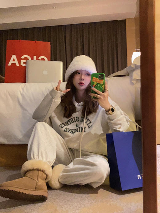 老米优品  / 加绒加厚！复古咖啡色！秋冬氛围感满满！《简约百搭字母连帽加绒卫衣》不管是日常通勤还是出门玩，穿这件卫衣都ok！老米墙裂推荐要入的卫衣！WY221012E 商品图2