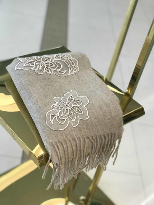 优品堂【万紫千红】纯羊毛＋刺绣披肩围巾两用 商品图3