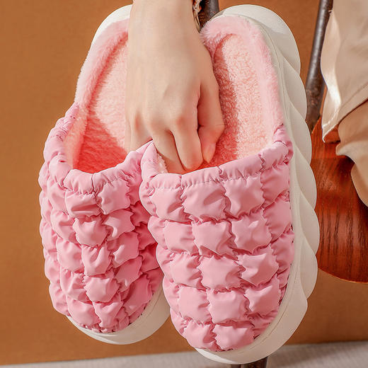 【新款网红毛绒踩屎感棉拖】波浪厚底防滑棉拖鞋 柔韧性鞋底经久耐磨 科技防水 保持干爽 细腻饱满绒毛 看得见的温暖 潮流设计 经典美学 商品图5