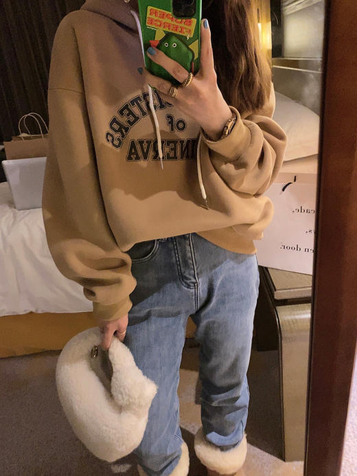 老米优品  / 加绒加厚！复古咖啡色！秋冬氛围感满满！《简约百搭字母连帽加绒卫衣》不管是日常通勤还是出门玩，穿这件卫衣都ok！老米墙裂推荐要入的卫衣！WY221012E 商品图4