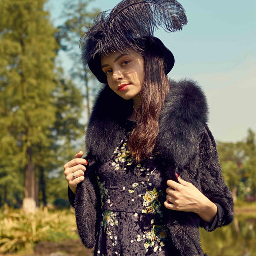 【伯妮斯茵】6P6682--皮草--昂蒂布的房子--《画尽世界光影，只为挚爱的女人》 商品图0