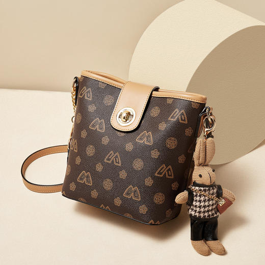 Safiya/索菲娅【送小熊】腋下手机单肩水桶大容量百搭女士斜挎包包2022新款 SF9140023Y 商品图1