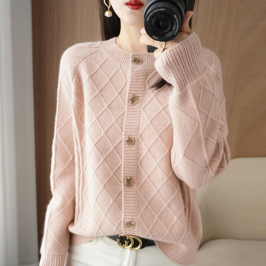 QHJY-JYTW2257秋冬季新款莫代尔开衫外套女加厚圆领菱形提花针织衫毛衣上衣 商品图4