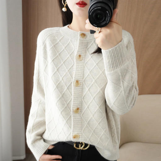QHJY-JYTW2257秋冬季新款莫代尔开衫外套女加厚圆领菱形提花针织衫毛衣上衣 商品图5
