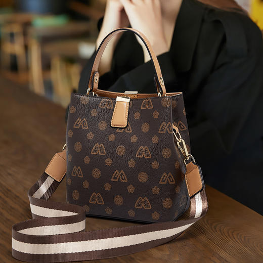 【立减30元】Safiya/索菲娅包包2022新款印花水桶包单肩包女斜挎包手提女包 SF9140020Y 商品图10