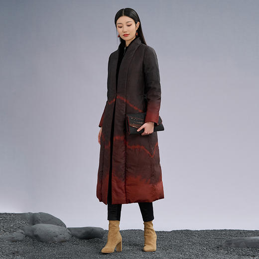 TANGY Collection/天意精品2022年秋冬新品念川系列复古扎染莨绸鹅绒服 商品图1