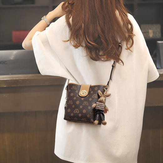 Safiya/索菲娅【送小熊】腋下手机单肩水桶大容量百搭女士斜挎包包2022新款 SF9140023Y 商品图0