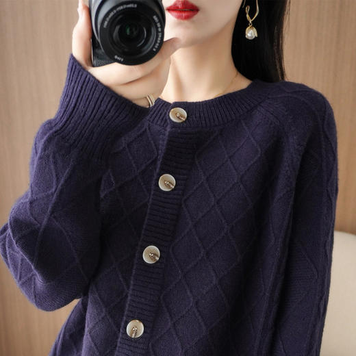 QHJY-JYTW2257秋冬季新款莫代尔开衫外套女加厚圆领菱形提花针织衫毛衣上衣 商品图3