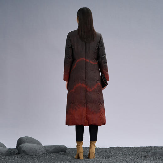 TANGY Collection/天意精品2022年秋冬新品念川系列复古扎染莨绸鹅绒服 商品图2