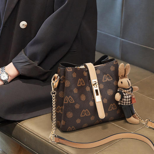 【预热双12】Safiya/索菲娅包包2022新款复古印花水桶包单肩包女式斜挎包女包 SF9158006Y 商品图1