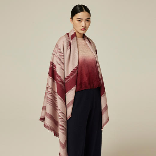 羊绒方格定位提花披肩 SJF94W632W 商品图2