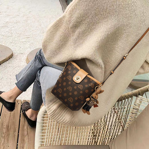 Safiya/索菲娅【送小熊】腋下手机单肩水桶大容量百搭女士斜挎包包2022新款 SF9140023Y 商品图11