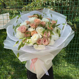 卡布奇诺白玫瑰混搭花束