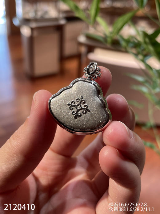 2120410，老坑冰帝王绿佛公吊坠。具体价格微信咨询 商品图8