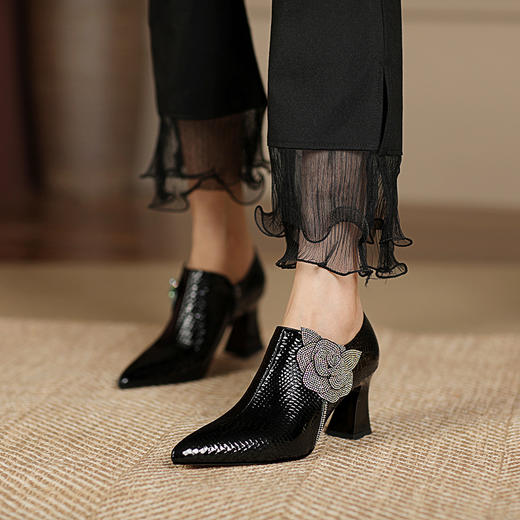 法式高跟鞋，新款时尚花朵水钻女鞋尖头漆皮粗跟深口单鞋SSZP-1911 商品图5