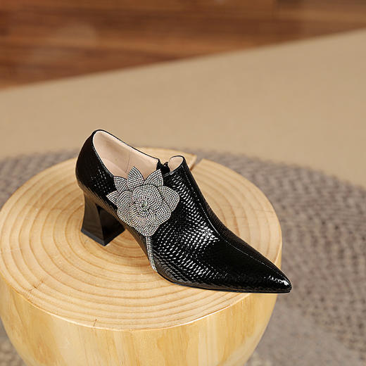 法式高跟鞋，新款时尚花朵水钻女鞋尖头漆皮粗跟深口单鞋SSZP-1911 商品图0