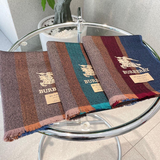 秋季特惠💰300 巴宝莉男士围巾 爆款 专柜同步 经典设计 若隐若现的标志 商品图8