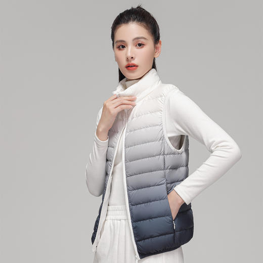 「渐变色！2022秋冬新款」柔菇菇90绒轻薄羽绒服女 立领简约渐变色背心上衣 商品图1