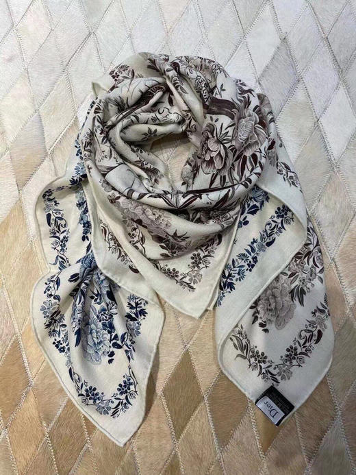 秋季特惠💰400 迪奥上新 𝐃𝐈𝐎𝐑 𝟐𝟎𝟐𝟐新款 《茹伊丛手绘方巾》 商品图6