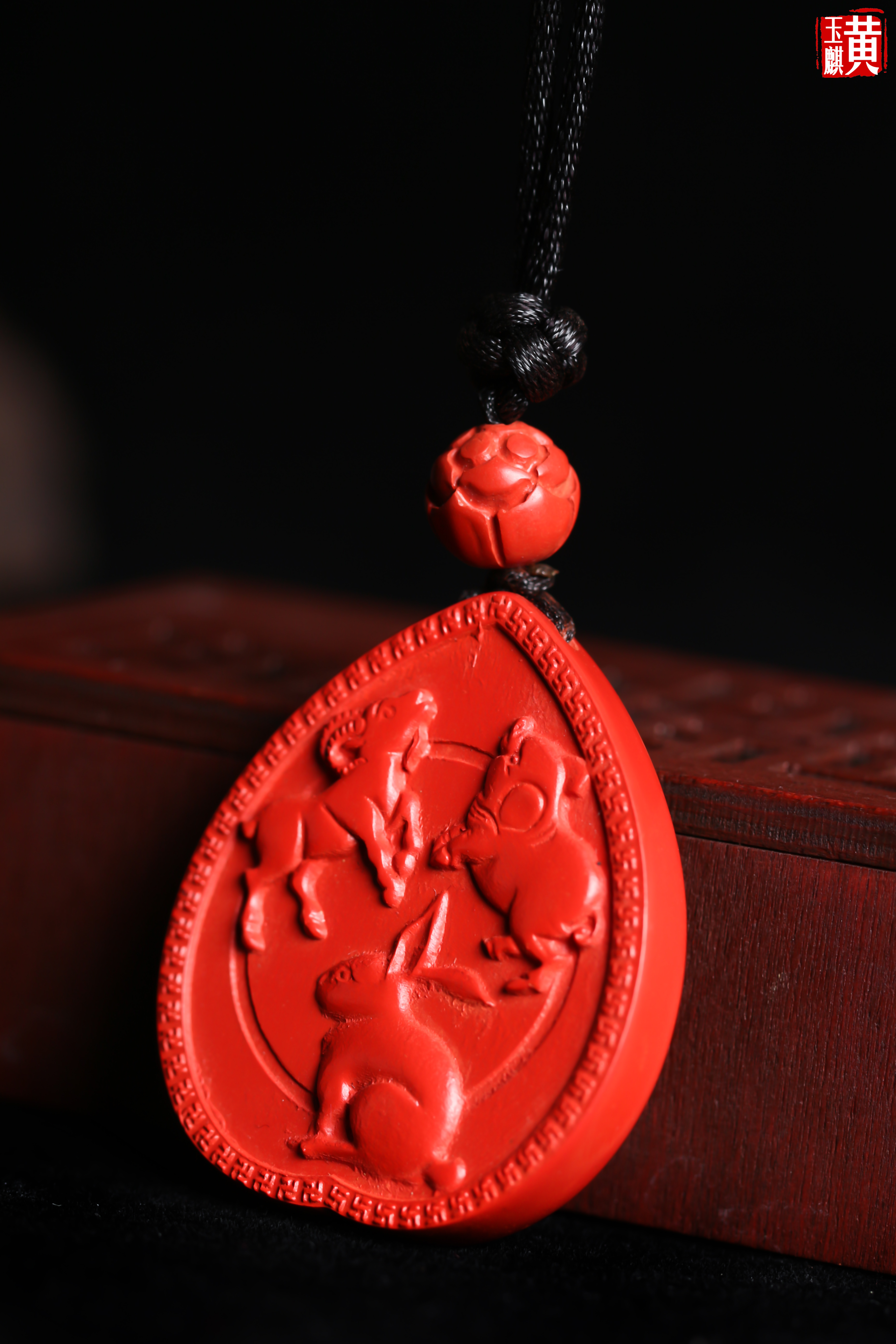 原矿朱砂生肖猴鼠龙三合牌吊坠