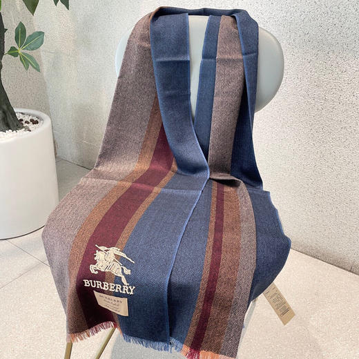 秋季特惠💰300 巴宝莉男士围巾 爆款 专柜同步 经典设计 若隐若现的标志 商品图3