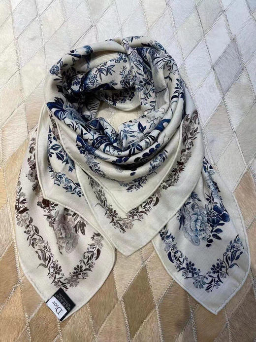 秋季特惠💰400 迪奥上新 𝐃𝐈𝐎𝐑 𝟐𝟎𝟐𝟐新款 《茹伊丛手绘方巾》 商品图5