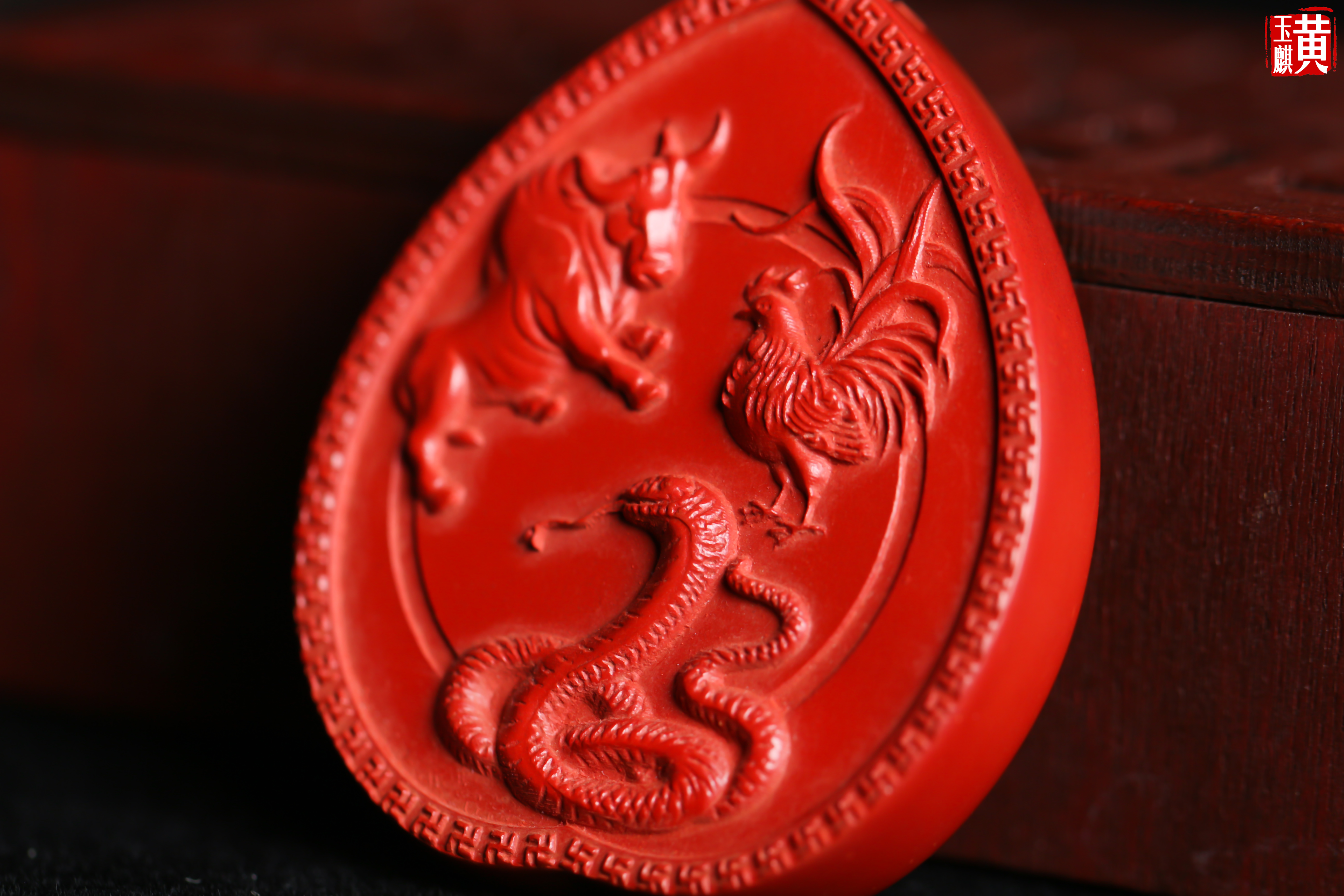 原矿朱砂生肖猴鼠龙三合牌吊坠