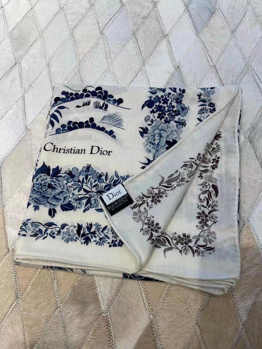 秋季特惠💰400 迪奥上新 𝐃𝐈𝐎𝐑 𝟐𝟎𝟐𝟐新款 《茹伊丛手绘方巾》 商品图4