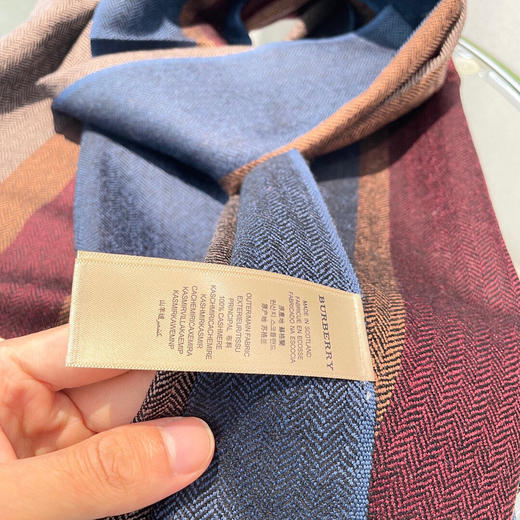 秋季特惠💰300 巴宝莉男士围巾 爆款 专柜同步 经典设计 若隐若现的标志 商品图6