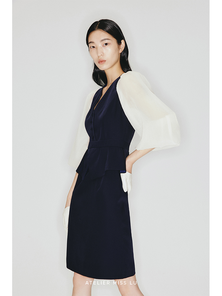 【蓝莓之夜】腰部立体荷叶边设计廓形纱袖V领修身连衣裙/2300006A