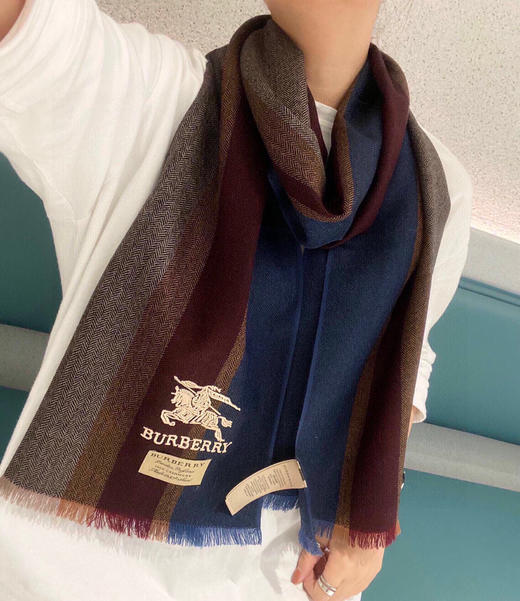 秋季特惠💰300 巴宝莉男士围巾 爆款 专柜同步 经典设计 若隐若现的标志 商品图7